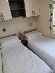 Ένα ή περισσότερα κρεβάτια σε δωμάτιο στο Calm & Cosy (sleeps up to 6) - Oakdene Forest Park