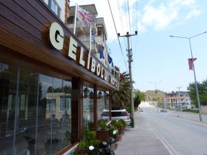 ゲリボルにあるGelibolu Hotelの通り側の看板建築