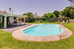 uma piscina no quintal de uma casa em Gulf Breeze Vacation Rental with Pool Access! em Gulf Breeze