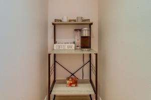 un estante con una barra de café en una habitación en Gulf Breeze Vacation Rental with Pool Access! en Gulf Breeze