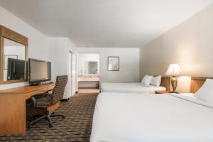 ネバダシティにあるNorthern Queen Innのベッド2台とテレビ付きの机があるホテルの部屋 +105枚の写真