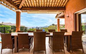 - une table et des chaises en bois sur une terrasse avec vue dans l'établissement Beautiful Home In Les Adrets-de-lestre With Wifi, à Les Adrets-de-l'Estérel