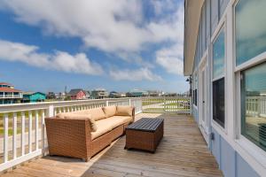 eine Veranda mit einem Sofa und einem Tisch auf dem Balkon in der Unterkunft Airy Freeport Vacation Rental with Deck! in Freeport