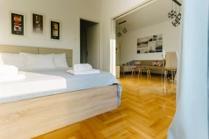 1 dormitorio con 1 cama y sala de estar en Acropolis view apartment in Athens, en Atenas