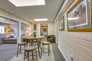 Ruang duduk di Charming Lake Ann Apartment - Walkable Location!