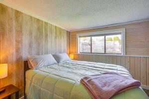 Katil atau katil-katil dalam bilik di Charming Lake Ann Apartment - Walkable Location!