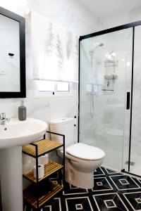 a bathroom with a toilet and a sink and a shower at Lonja del Ribacillo, Casa Rural in Almodóvar del Río