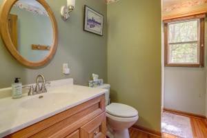 Ένα μπάνιο στο Waterfront South Haven Home with Beach Access! +17 φωτογραφίες