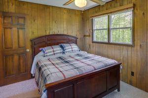 ein Schlafzimmer mit einem Bett in einem Zimmer mit einem Fenster in der Unterkunft Waterfront South Haven Home with Sunset Views! in South Haven