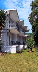 Casa blanca grande con balcones y patio en Petros Studios Valtos, en Parga