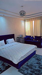 Riad dar asalam في أغادير: غرفة نوم بسرير كبير وأريكة