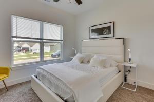 una camera bianca con un grande letto e una finestra di Indiana Vacation Rental Near Downtown Louisville! a Jeffersonville