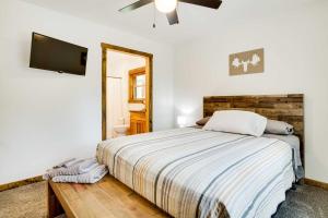 - une chambre avec un lit et une télévision à écran plat dans l'établissement Lake Arbutus Vacation Rental Near Park!, à Hatfield