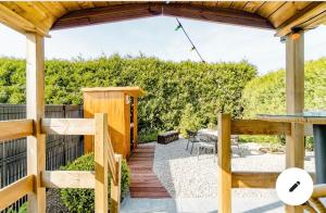 Balkón nebo terasa v ubytování Roulotte du puits avec jacuzzi et sauna privatif