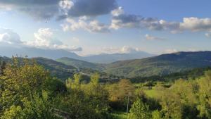 Elle offre une vue sur une vallée avec des montagnes et des arbres. dans l'établissement Casa Rosi - Loft tra i monti di Roccaraso, à Rionero Sannitico
