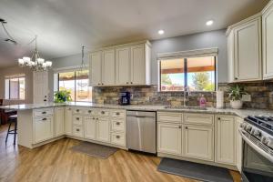 Afbeelding uit fotogalerij van Pet-Friendly Safford Vacation Rental with Pool! in Safford +21 foto's