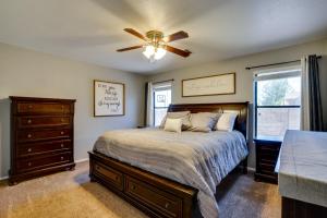Un dormitorio con una cama y un ventilador de techo. en Pet-Friendly Safford Vacation Rental with Pool!, en Safford 21 fotos más