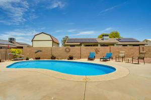 Una piscina en un patio con sillas y una casa. en Pet-Friendly Safford Vacation Rental with Pool!, en Safford