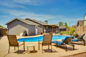 un patio trasero con piscina y sillas y una casa en Pet-Friendly Safford Vacation Rental with Pool!, en Safford