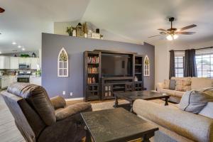 Una sala de estar con un sofá y un televisor. en Pet-Friendly Safford Vacation Rental with Pool!, en Safford