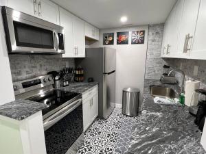 A kitchen or kitchenette at Tranquility in paradise- 2 bedroom villa w/parking