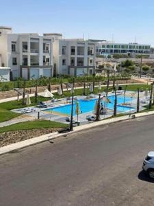 Πισίνα στο ή κοντά στο Chalet Amwaj North coast Q Zone