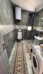 y baño con aseo y lavamanos. en Glamur Apartman - Ulcinj, en Ulcinj