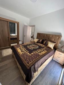 1 dormitorio con 1 cama grande en una habitación en Glamur Apartman - Ulcinj, en Ulcinj