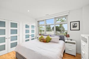 Posteľ alebo postele v izbe v ubytovaní West Bay Wave by Iris Properties!