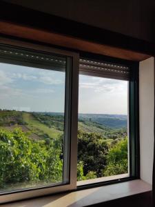 two windows in a room with a view at Casa sossegada na Batalha in Batalha