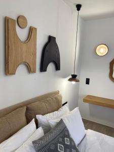 una camera da letto con un divano e alcune immagini sul muro di Olea White a Città di Skiathos