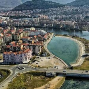 una vista aérea de una ciudad y un cuerpo de agua en Apartman -stan u centru, en Trebinje