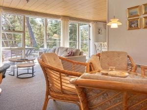 Spidsegårdにある5 person holiday home in Nexのリビングルーム(ソファ、椅子、テーブル付)