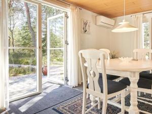 Spidsegårdにある5 person holiday home in Nexのダイニングルーム(テーブル、椅子、窓付)