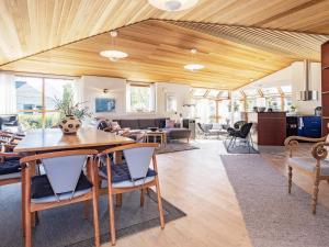 ein Esszimmer und ein Wohnzimmer mit einem Tisch und Stühlen in der Unterkunft 8 person holiday home in Skagen in Skagen