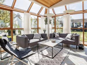 ein Wohnzimmer mit Sofas und einem Tisch in der Unterkunft 8 person holiday home in Skagen in Skagen