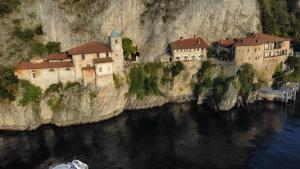 un grupo de edificios al lado de una montaña en Casa Vacanze Labiena 129, en Laveno