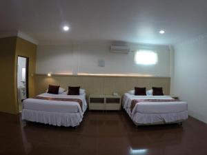 una habitación de hotel con 2 camas en una habitación en THE IGNISLO HOTEL SORONG en Sorong