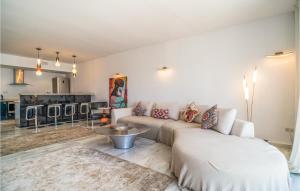 Η κουζίνα ή μικρή κουζίνα στο 2 Bedroom Awesome Apartment In Marbella +11 φωτογραφίες
