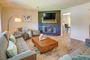 sala de estar con sofá y chimenea en Cozy High Point Vacation Rental Near HPU Campus, en High Point