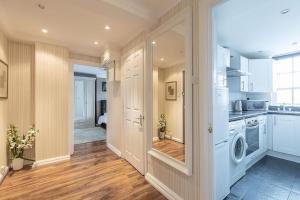 - une cuisine avec lave-linge et sèche-linge dans la chambre dans l'établissement Beautiful Two Bedroom Apartment Nearby Hyde Park, à Londres