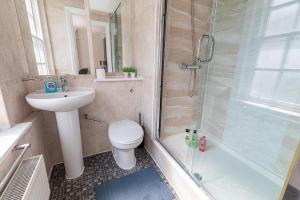 La salle de bains est pourvue de toilettes, d'un lavabo et d'une douche. dans l'établissement Beautiful Two Bedroom Apartment Nearby Hyde Park, à Londres
