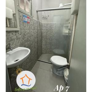 a bathroom with a toilet and a sink at Ap 7 Inteiro Privatico c\ wi-fi. Sentir_se em casa! in Vila Velha