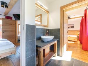 Łóżko lub łóżka w pokoju w obiekcie AlmApARTment Mauterndorf Pichl 8-2