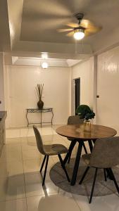 uma sala de jantar com mesa e cadeiras em Cresta Dormitory em Dumaguete