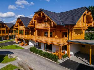 obraz domku z bali w obiekcie AlmApARTment Mauterndorf Pichl 8-2 w mieście Mauterndorf