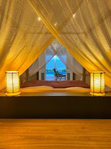 sypialnia z łóżkiem z dwoma światłami w obiekcie La Villa By Ferdi'Nan w mieście Grand-Bourg