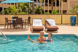 Der Swimmingpool an oder in der Nähe von Waikiki Resort Hotel