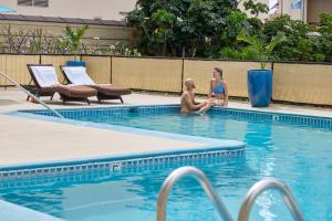 Der Swimmingpool an oder in der Nähe von Waikiki Resort Hotel