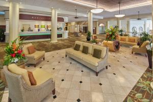 Ein Sitzbereich in der Unterkunft Waikiki Resort Hotel